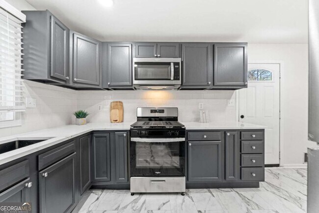 Building Photo - 801 N Evelyn Pl NW