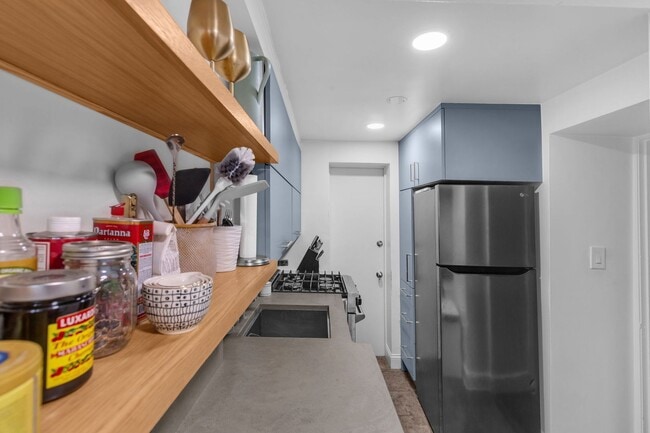 Building Photo - Charming and light-filled garden condo in ...