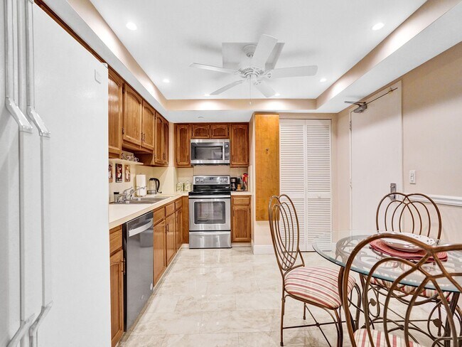 Building Photo - 3200 Port Royale Dr S