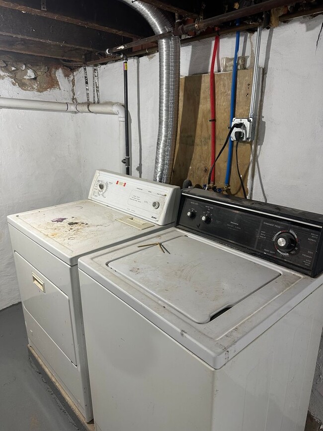 Building Photo - Renovated 3 Bed, 1 Bath Townhome
