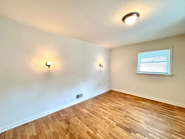 Building Photo - Three Bedroom Home in Muskegon