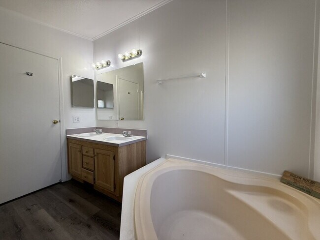 Building Photo - 3 bed 2 bath home with a large yard. BHCRE...