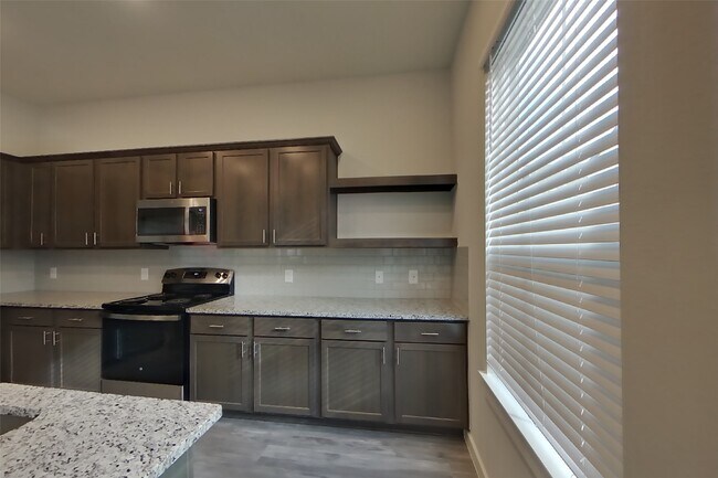 Building Photo - 9835 Willow Creek Commerce Dr