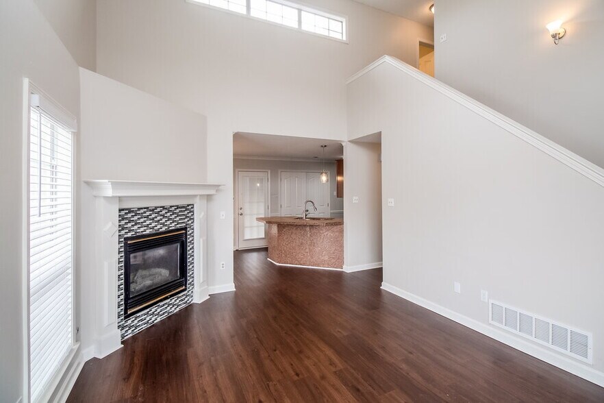 Building Photo - 6844 Charlotte Dr