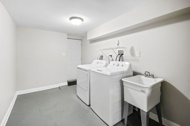 Building Photo - 6609 S Drexel Ave