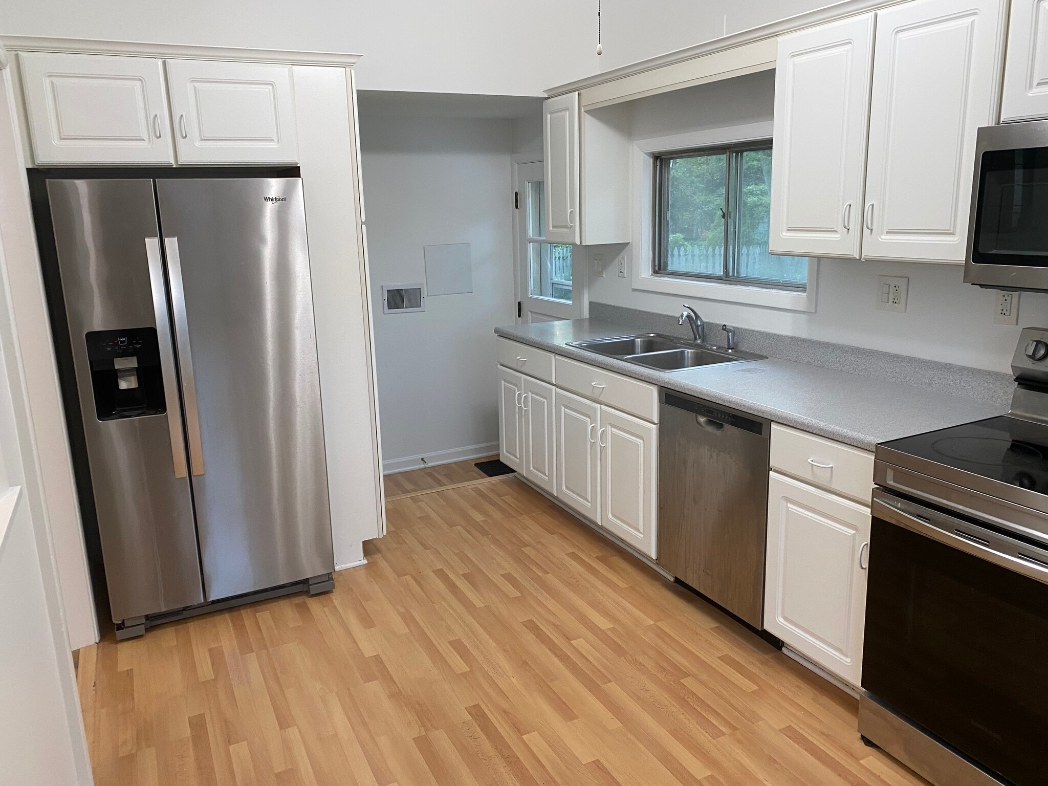Building Photo - 330 Forestway Dr