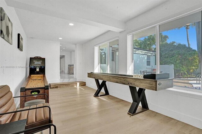 Building Photo - 725 Harrison St