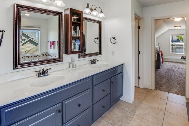 Building Photo - LUXURY 5 BEDROOM HOME AVAILABLE IN MAHOMET