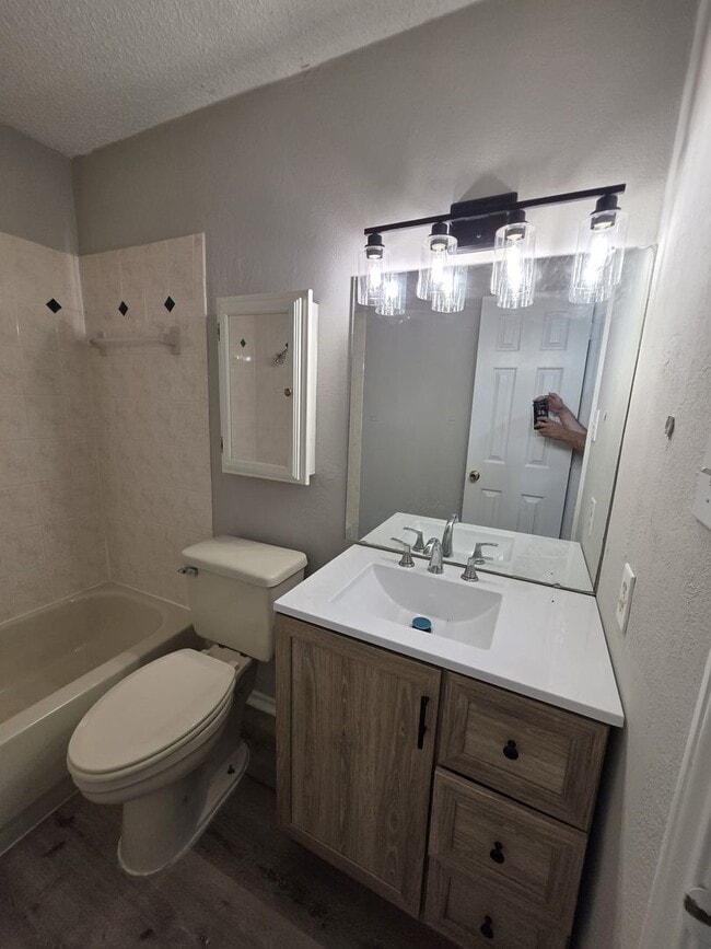Building Photo - Charming and move-in ready! 3 Bedroom hous...