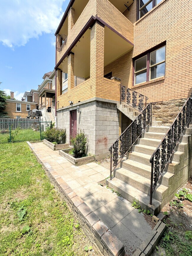 Building Photo - 207 Giffin Ave
