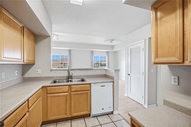 Building Photo - 1025 Villagio Cir