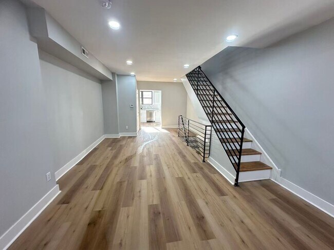 Building Photo - 3B1.5B House Available in South Philly