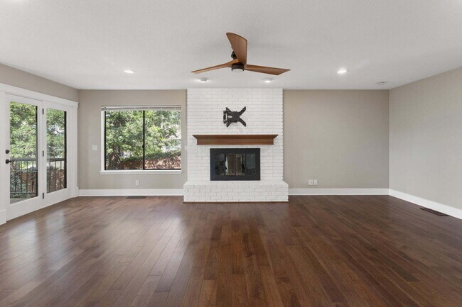Building Photo - Gorgeous Executive Level Home 4 beds 3 baths close to hospitals and courthouse