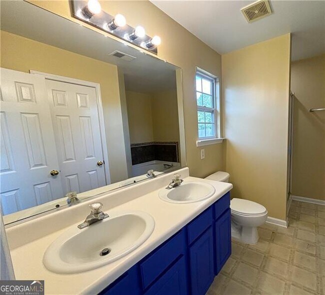 Building Photo - 7888 The Lakes Point