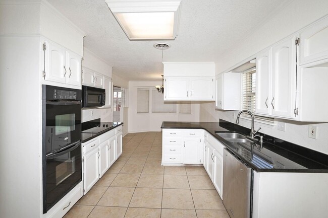 Building Photo - Beautiful 4 bedroom rental in Puckett West!