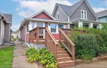 Building Photo - Downtown Bungalow