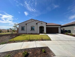 Building Photo - 4 Bedroom 2 Bath