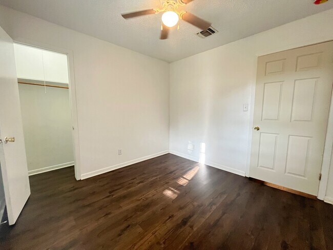 Building Photo - 409 La Bradford Dr