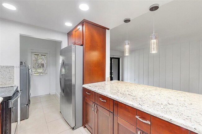 Building Photo - 398 Fern Dr