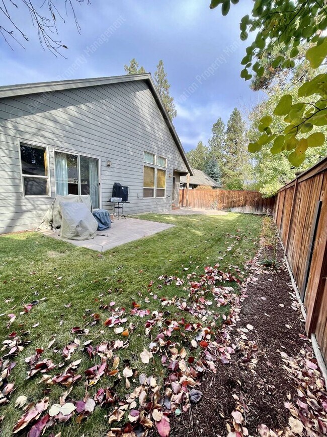 Building Photo - 3-BR mountain-style home in SE Bend