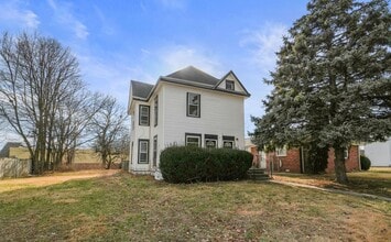 Building Photo - 131 W 13th St