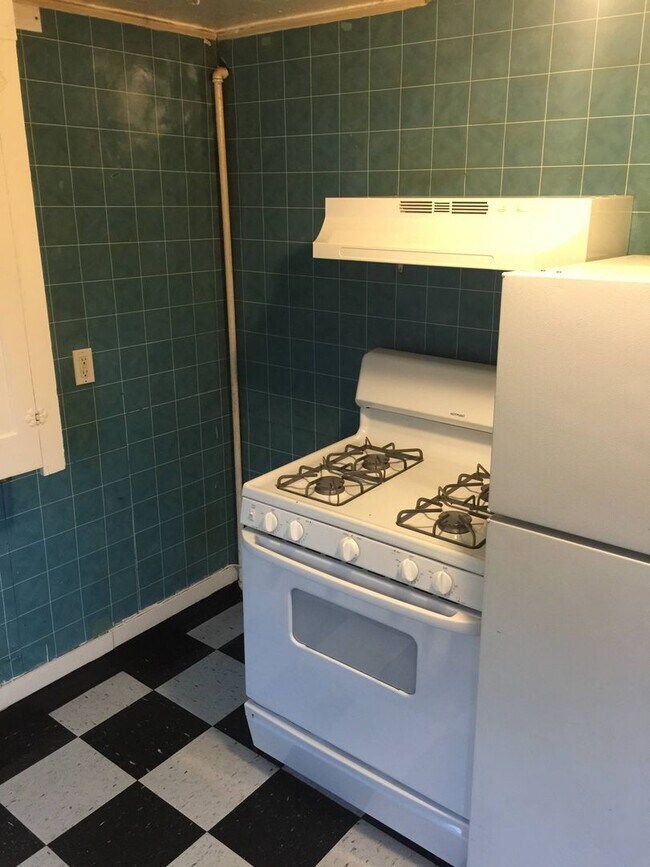 Building Photo - Very unique upper 1bed, great location! Ta...