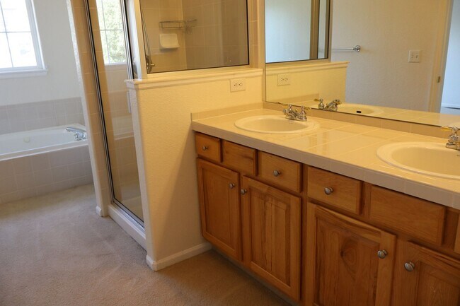 Building Photo - Spacious 2 Bed, 2.5 Bath Fort Collins Town...