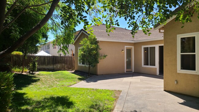 Building Photo - Single Story, Possible In-law or Great Hom...