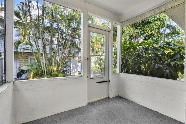 Building Photo - 109 12th Ave N