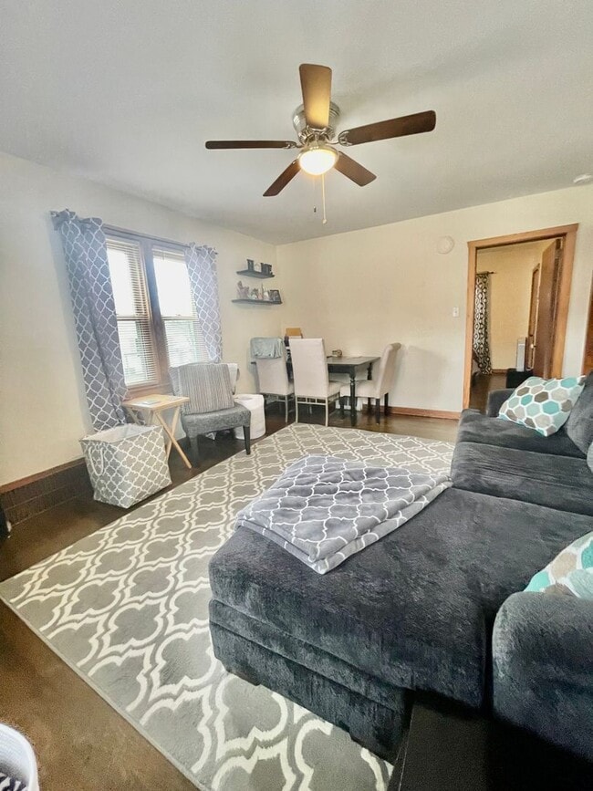 Building Photo - W180-W188 Pioneer Dr