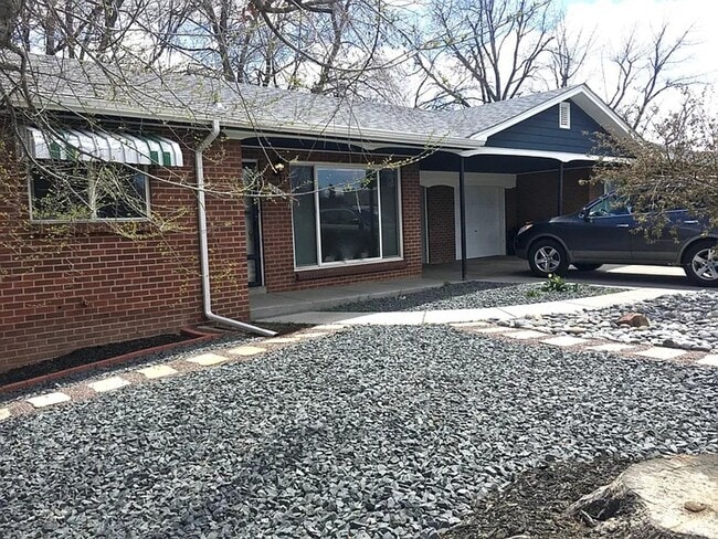 Building Photo - Fully Renovated and ***Move in Special***