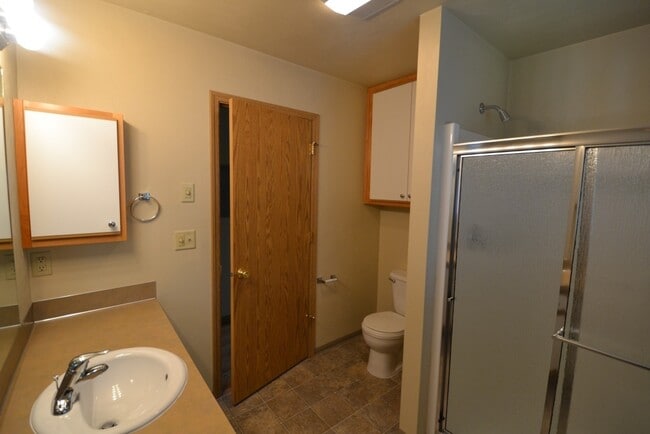 Building Photo - Nice 3 Bed Upstairs Flat - Walking Distance to Campus!