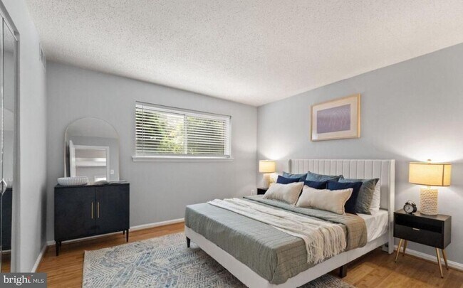 Building Photo - 122 N Bedford St