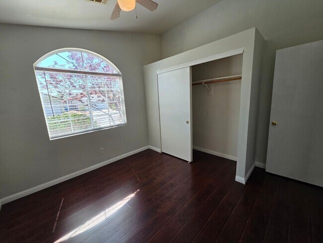 Building Photo - Cozy 3 Bedroom Single Story Home with a Den
