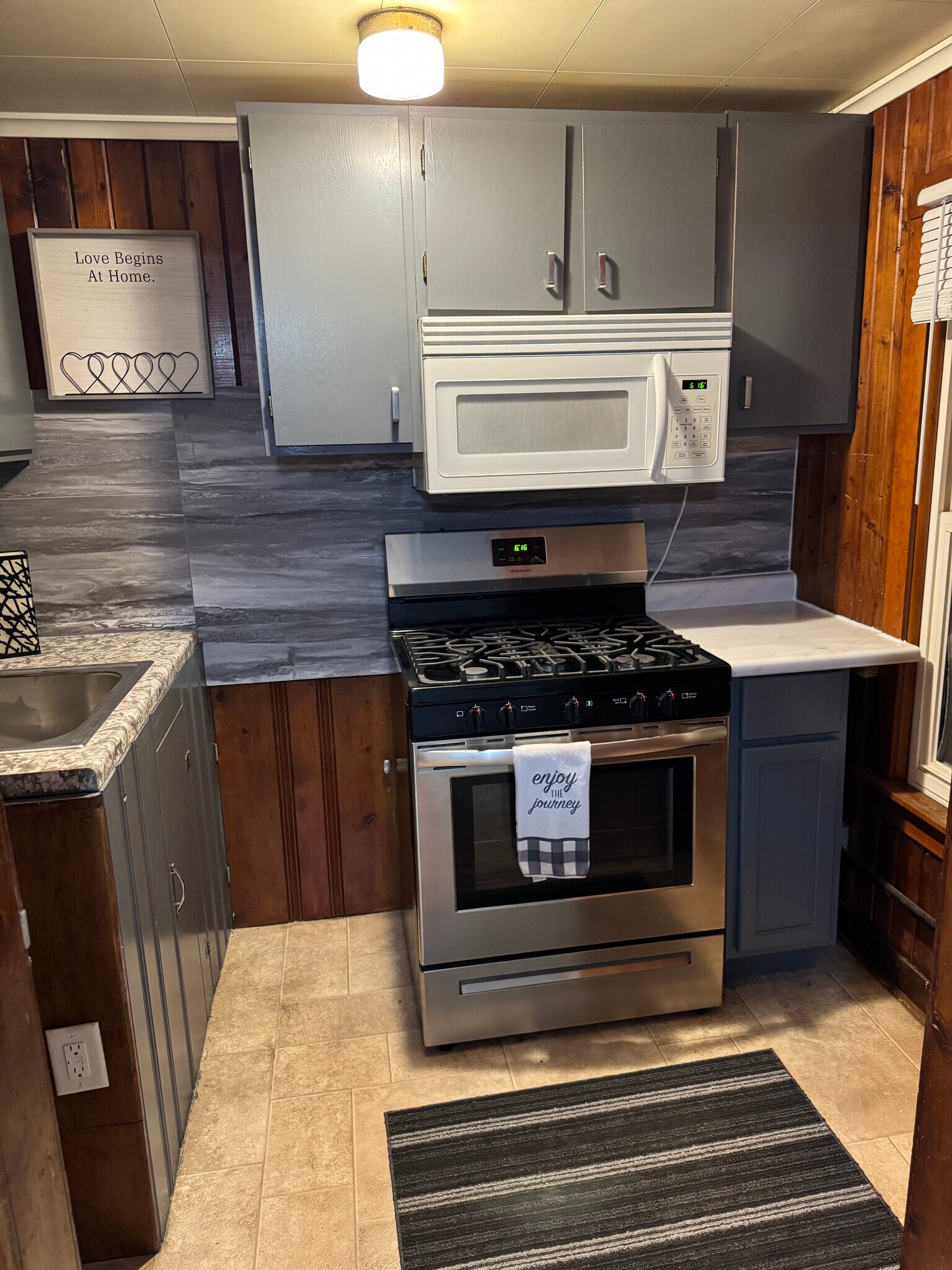 Building Photo - 618 Leonard Ave