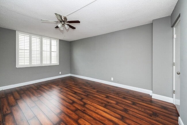 Building Photo - 3900 N Hills Dr