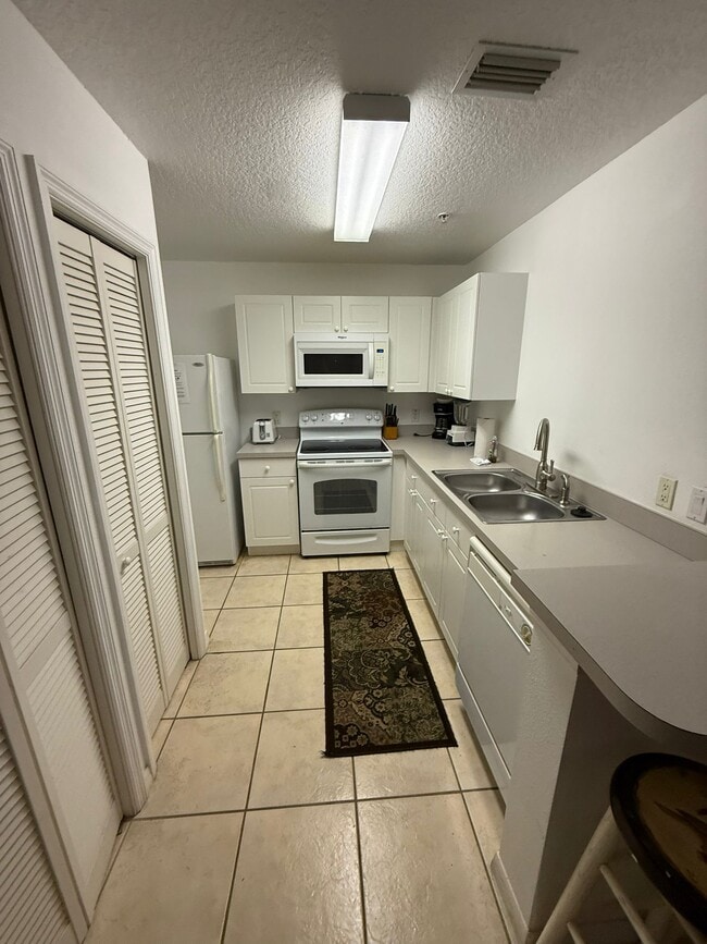 Building Photo - 2740 Club Cortile Cir
