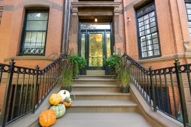 Building Photo - 288 Commonwealth Ave