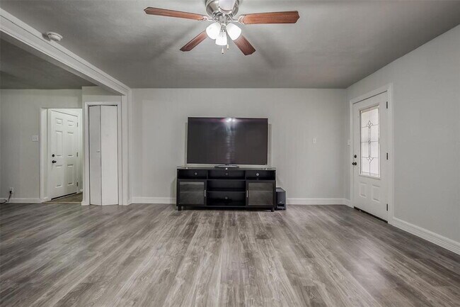Building Photo - Recently Remodeled 3-Bedroom Home with Gat...