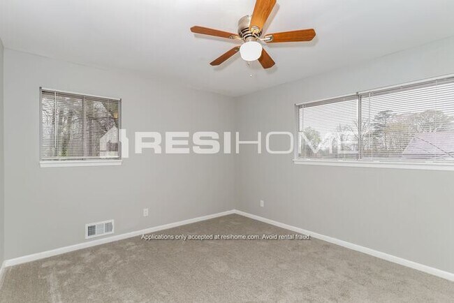 Building Photo - 517 Village Lane