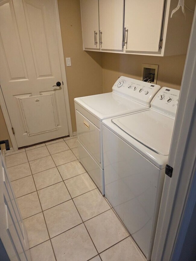 Building Photo - Move-In Ready! Bright & Airy 3-Bedroom Hom...
