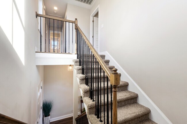 Building Photo - 2433 Bucklin Dr