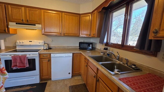 Building Photo - Cute Twinhome is South/Central Bismarck