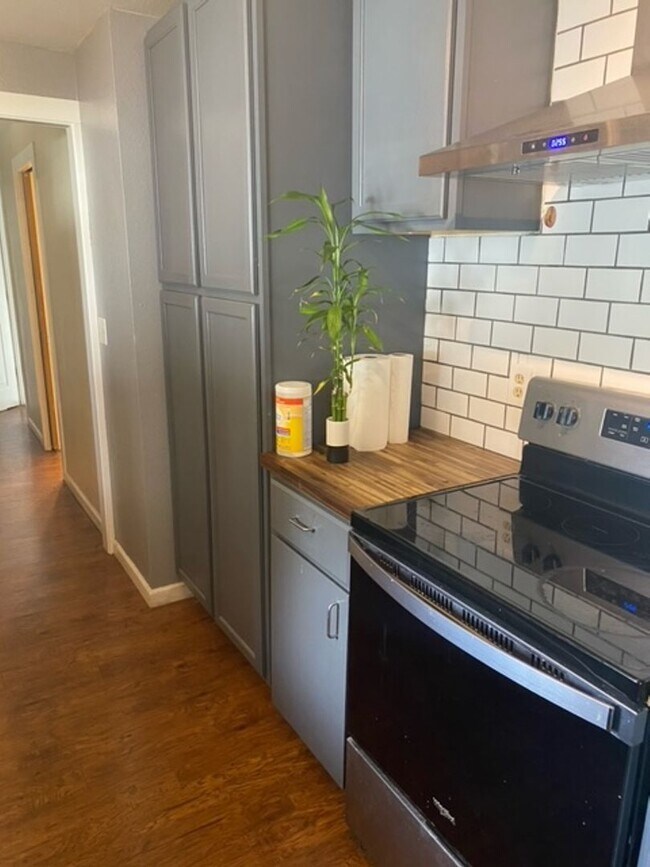 Building Photo - 3 Bed 2 Bath Graham Home w/ Beautiful Kitc...
