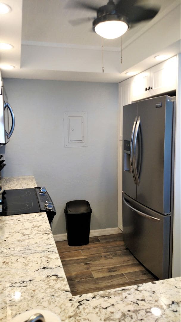 Building Photo - Seasonal Short-Term 2-Bedroom 2-Bathroom Condo located on Venice Island!