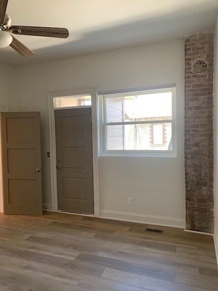 Building Photo - 326 W Main St