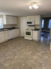 Building Photo - 198 Pine St