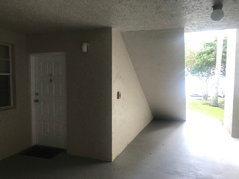 Building Photo - 2861 N Oakland Forest Dr