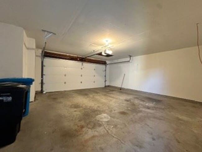 Building Photo - Charming Townhouse Located In Foster City Available Now!