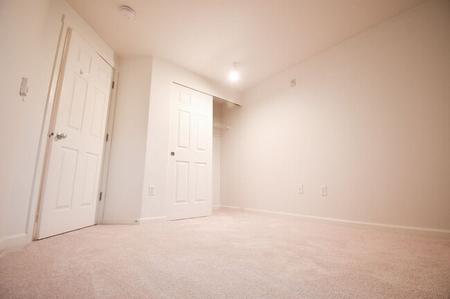 Building Photo - Beautiful 2 BR 2 BA Condo! Beautifully Updated! W/S/G is included.